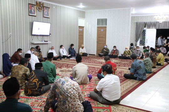 Minister Suharso meets with Penajam Paser Utara's prominent figures to discuss the role of the local residents in the co