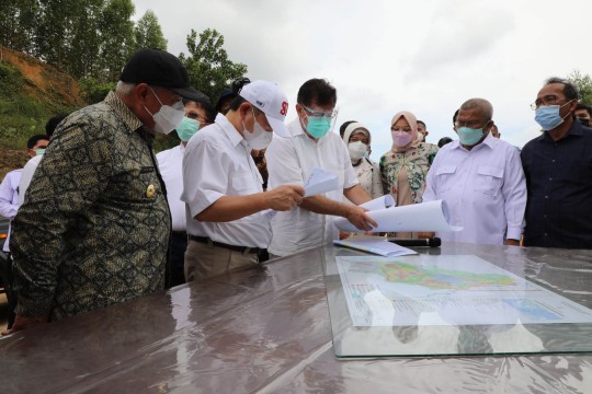 Minister Suharso visits the State Palace Ground Zero site at the IKN location for Bappenas' 74th Anniversary