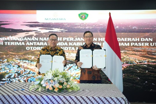 Otorita IKN dan Pemda Kabupaten Penajam Paser Utara Tandatangani Perjanjian Hibah Barang Milik Daerah Desa Bumi Harapan