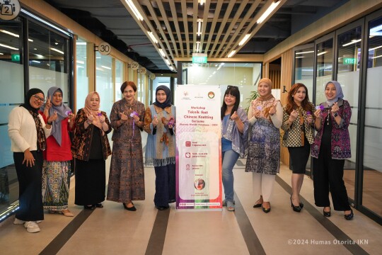 DWP Otorita IKN Melatih Keterampilan Ikat Chinese Knotting
