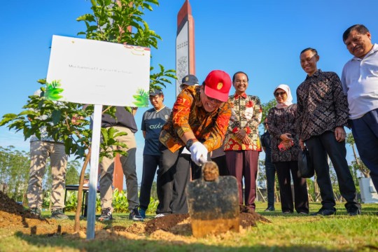 Dubes RI, Fadjroel Rachman, Tanam Pohon Persahabatan Astana–Nusantara di Plaza Bhineka Tunggal Ika