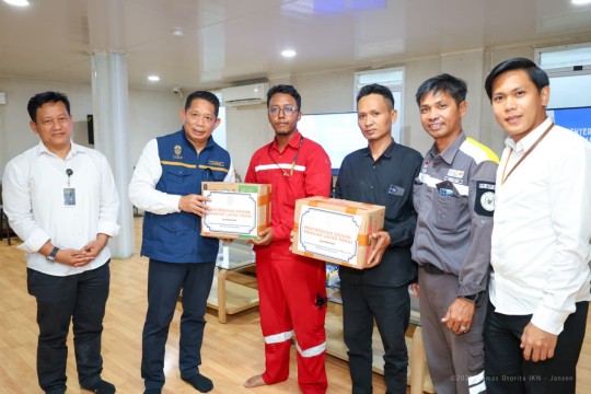 Otorita IKN Serahkan Bantuan bagi Pekerja Terdampak Kebakaran Hunian Pekerja Konstruksi